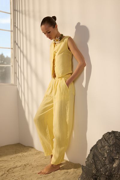 Trendyol Collection Gelbe Hose aus 100 % Leinen mit hoher Taille – TWOSS24JE00243