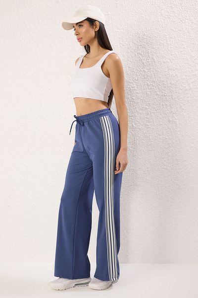 Trendyol Collection Marineblau gestreifte Sport-Strick-Jogginghose aus Taucher-/Tauchstoff THMSS25EA00006