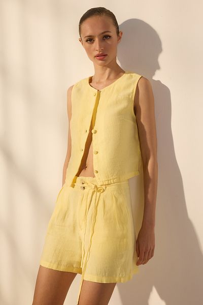 Trendyol Collection Κίτρινο 100% λινό μίνι σορτς με λεπτομέρεια δεμένη μέση TWOSS25SR00088