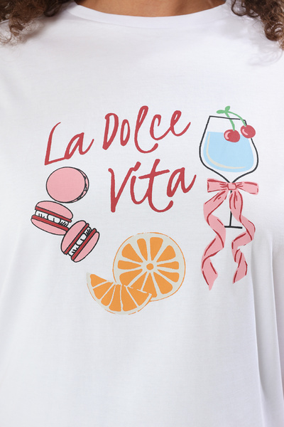 Trendyol Curve Bílé tričko Boyfriend Fit s koktejlovým potiskem Plus Size