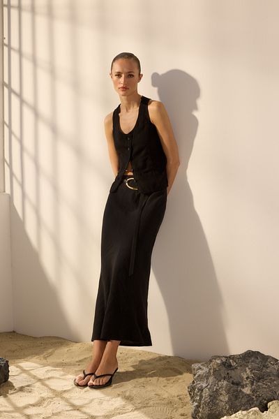 Trendyol Collection Schwarzer Midirock aus 100 % Leinen mit elastischem Bund und hoher Taille TWOSS24ET00152