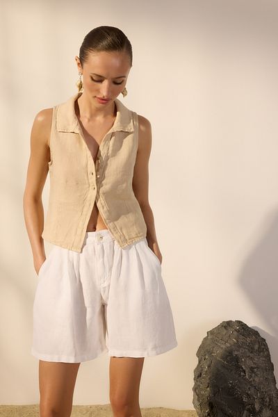 Trendyol Collection Bílé plátěné šortky s vysokým pasem – 100% plisované, TWOSS24SR00093