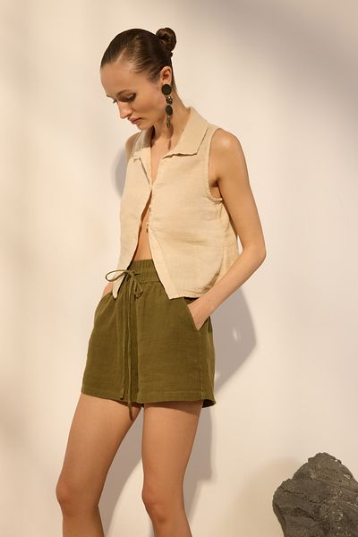 Trendyol Collection Khakifarbene Shorts aus 100 % Leinen mit elastischem Bund und hoher Taille TWOSS23SR00319