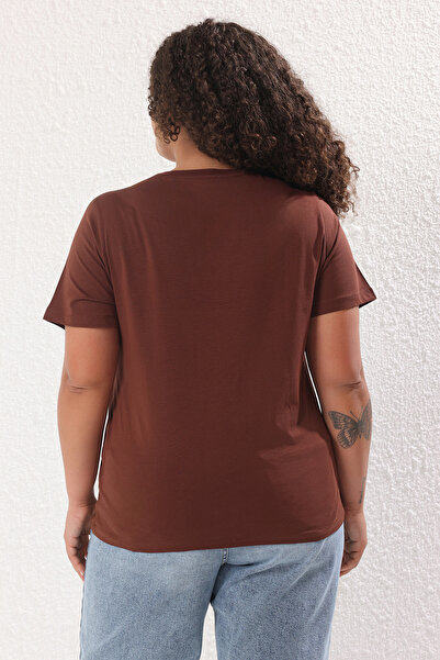 Trendyol Curve Καφέ μπλουζάκι με κανονική εφαρμογή με θέμα Cowboy Μεγάλο μέγεθος TBBSS25BF00066