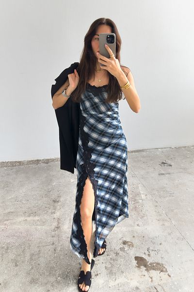 Trendyol Collection Schwarzes, kariertes, bedrucktes Midi-Strickkleid mit Spitzendetail, quadratischem Ausschnitt und Hosenträgern TWOSS25EL00473