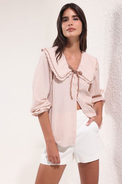 Trendyol Collection Beigefarbenes Seersucker-Hemd mit Gingham-Babykragen, gewebt TWOSS25GO00064