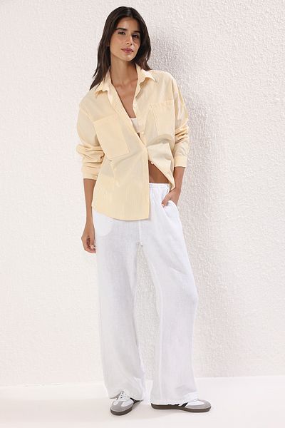 Trendyol Collection Gelb gestreiftes, übergroßes, gewebtes Hemd mit weiter Passform TWOAW23GO00359