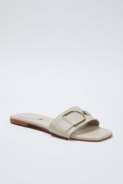 TRENDYOL SHOES Beige Metall Accessoire Detaillierte Damen Hausschuhe TAKSS25TE00015