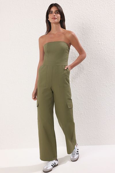 Trendyol Collection Khakifarbener Maxi-Jumpsuit mit gewebtem Trägerausschnitt und Cargotaschen TWOSS23TU00192