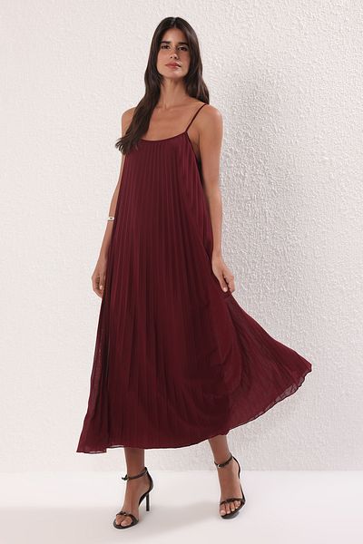 Trendyol Collection Halbflaches, plissiertes Maxi-Tüllkleid in Burgunderrot mit Schlitz