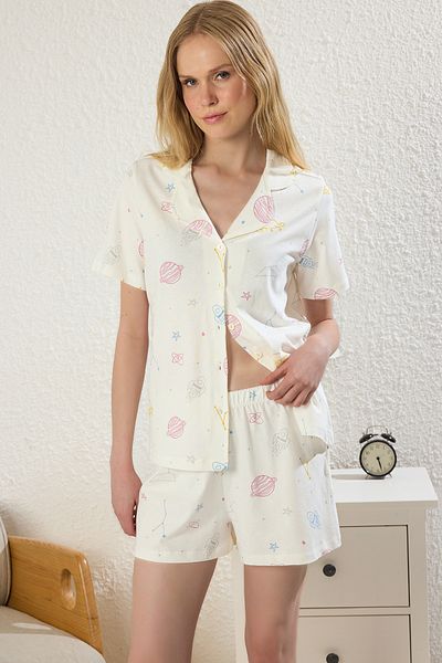 Trendyol Collection Pyjama-Set mit Shorts aus 100 % Baumwolle mit Galaxy-Muster in Ecru THMSS25PT00299