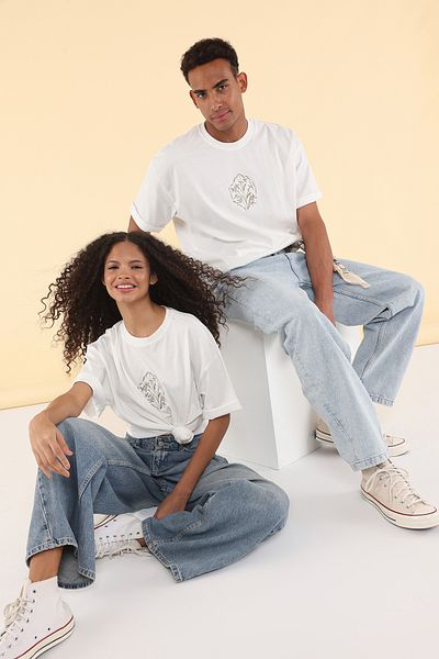 Trendyol Collection Μπλουζάκι Unisex Ecru Crop/Short Fit με κέντημα λουλουδιών 100% βαμβακερό ύφασμα TMNSS25TS00098