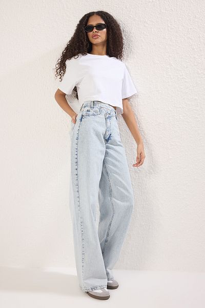 Trendyol Collection Blaue Jeans mit asymmetrischer Taille und normaler Taille und weitem Bein TWOSS25JE00268
