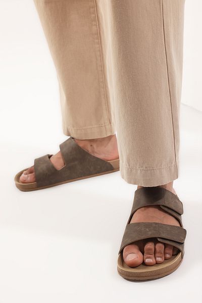 TRENDYOL SHOES Nerzfarbene Nubuk-Hausschuhe mit flacher Sohle und Klettverschluss für Herren TAKSS25TE00034