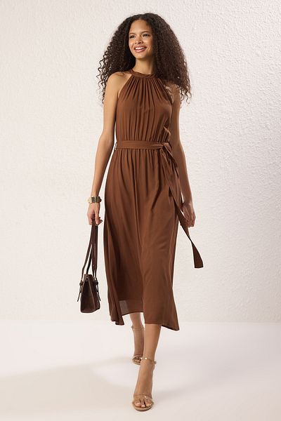 Trendyol Collection Tmavě hnědé midi šaty s páskem a elastickým pasem TWOSS19EL0155
