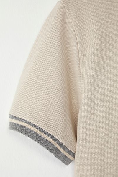 Trendyol Collection Stone Regular Polo Neck Farbblock-T-Shirt mit Polokragen TMNSS25PO00048