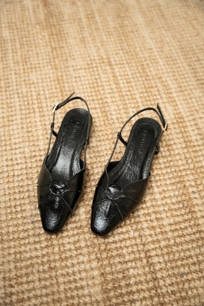 LamintaGlobal حذاء باليه نسائي من Helis بإبزيم أسود غير متماثل