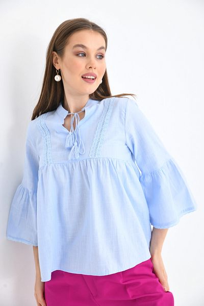 Park Karon Bluză de damă Baby Blue - Guler cu volan, croială relaxată cu cravată