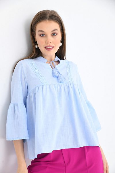 Park Karon Bluză de damă Baby Blue - Guler cu volan, croială relaxată cu cravată