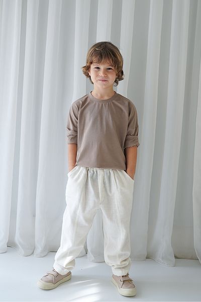 Catz Kids Pantaloni de morcov din in ecru pentru băiat + tricou din bumbac pieptănat din nurcă