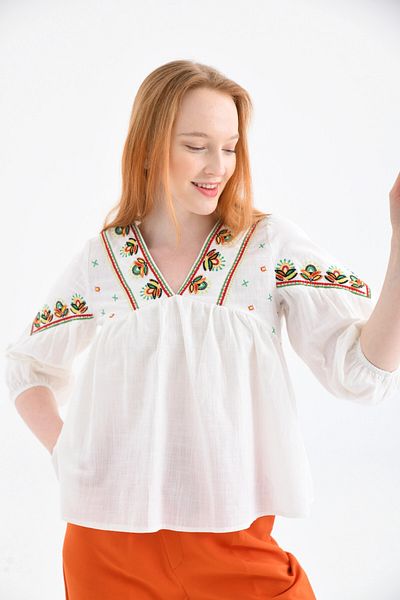 Park Karon Casual Woven V-neck Embroidery Detailed Blouse