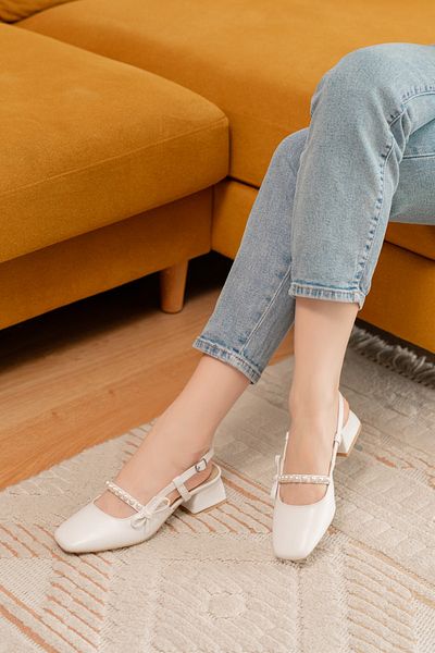 DİVOLYA Παπούτσια καθημερινής χρήσης Melody White Bow Pearl (4 cm τακούνι) με στρογγυλή μύτη