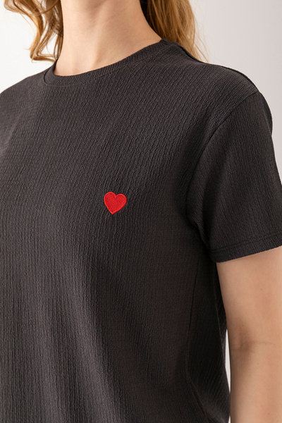 GİYSA Γυναικείο T-Shirt με λαιμόκοψη - Καρδιά Κεντημένο Στριφτό Ανθρακί 254427