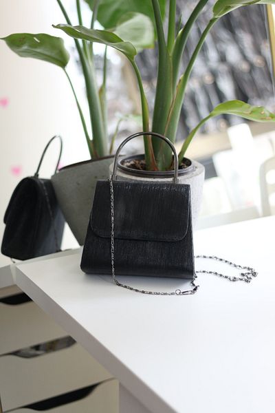 Moom Bag Geantă de umăr de mână pentru rochie de seară cu mâner metalic texturat cu dungi negre