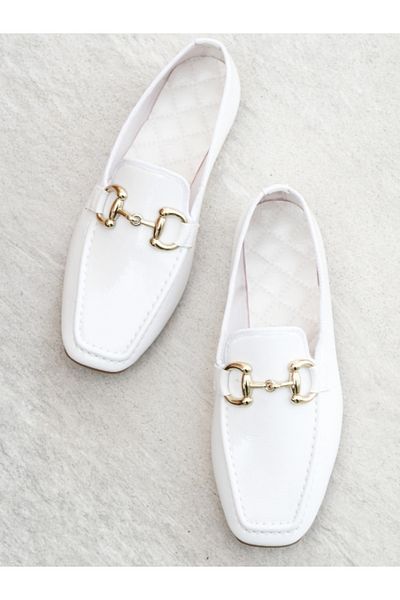 Munshoes Mocasnic alb strălucitor cu cataramă Thesa pentru femei