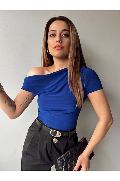 Fav Style Μπλε γυναικεία μπλούζα με χαμηλό κούρεμα - κοντό μανίκι και ώμος με συνθετικό Saks