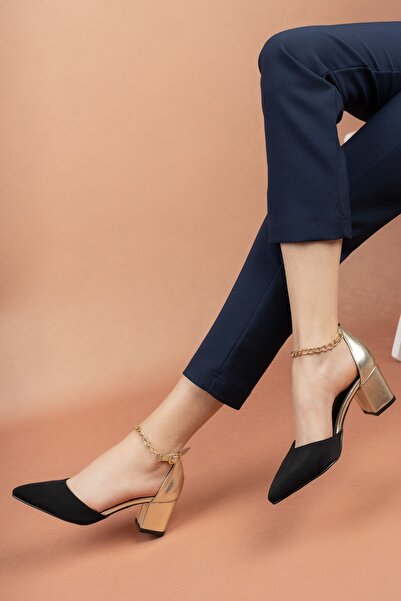 owwo club Aria; μαύρα κλασικά παπούτσια με τακούνι με αλυσίδα από σουέτ-χρυσό