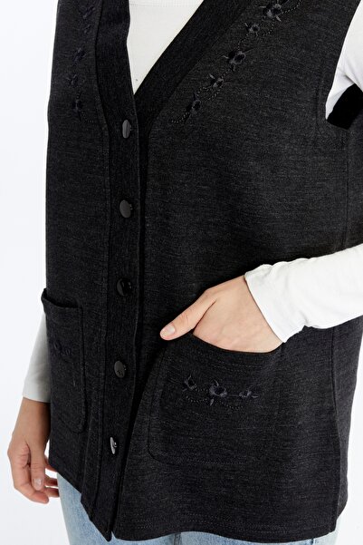 larocci Kadın Standart V Yaka Çiçek Nakışlı Cepli Anne Yelek