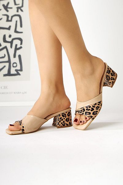 Limoya Γυναικείες παντόφλες Morena Beige λουστρίνι Leopard με λεπτομέρεια με κοντό τακούνι