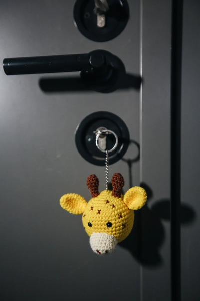 Talinhandmade سلسلة مفاتيح زرافة أميجورومي صغيرة مصنوعة يدويًا - حقيبة وإكسسو...