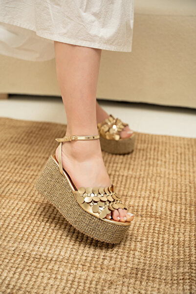 LamintaGlobal Rex Gold Tassel Detailed Women's Platform Sandals