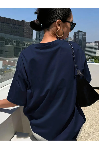 Trend Sizde Жіноча темно-синя класична футболка з принтом спереду великого розміру