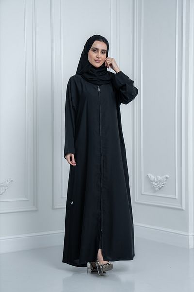 LAVİNİA عباية نسائية من لافينيا بتصميم بسيط وسحاب وتفاصيل حواف بلون أسود كاجوال