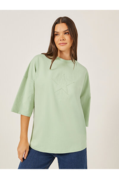 Styli تي شيرت طويل مقاس كبير مزين بنجمة خضراء