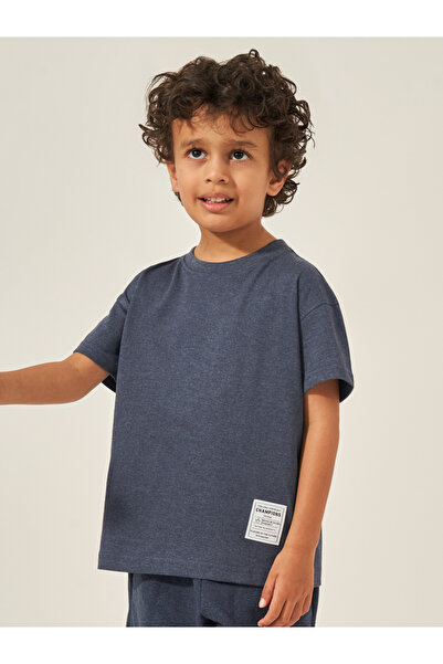 Styli تي شيرت سادة كبير الحجم مع تفاصيل شارة