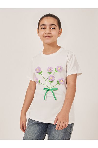 Styli Flower Applique Short Sleeve T-Shirt