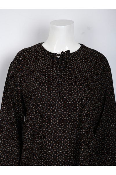 MUSTÜN Lace-up Collar Blouse