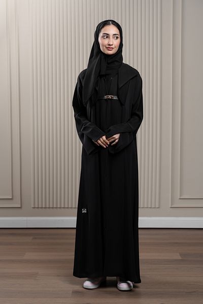 LAVİNİA عباية لافينيا النسائية، بتصميم ربع واسع مع واجهة على شكل سترة وحزام ذهبي.
