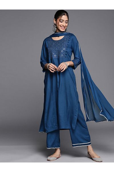 Libas By Styli طقم كورتا مطرزة وبلازوا سادة مع دوباتا شيفون سادة