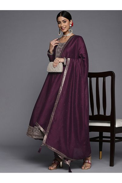 Libas By Styli طقم كورتا مطرزة من الحرير وشوريدار سادة مع دوباتا من الشيفون