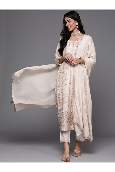 Libas By Styli طقم كورتا وبنطلون سادة من قماش زاري من مزيج الحرير مع دوباتا مزخرفة بالشيفون