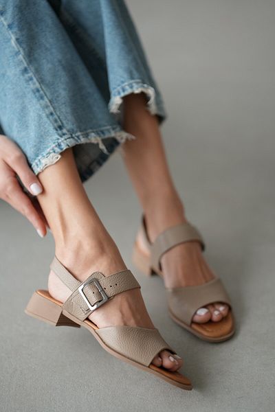 selinshoes Lara Khaki Leather Buckle Detailed Low Heeled Women's Sandals - Mink