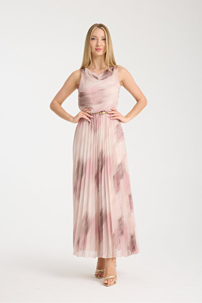 ŞEYDA ERTEM PUDRA ÜZERİ MOR VE PEMBE DESENLİ PLİSE ELBİSE