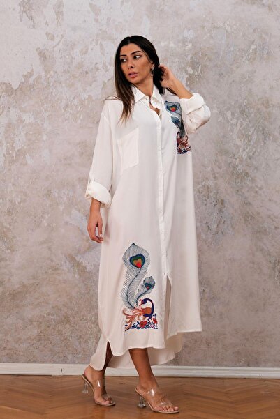Keyifli Moda Kadın Beyaz Göğsü ve Eteği Tavus Kuşu Nakışlı Kolları Apoletli Cepli Uzun Gömlek Elbise