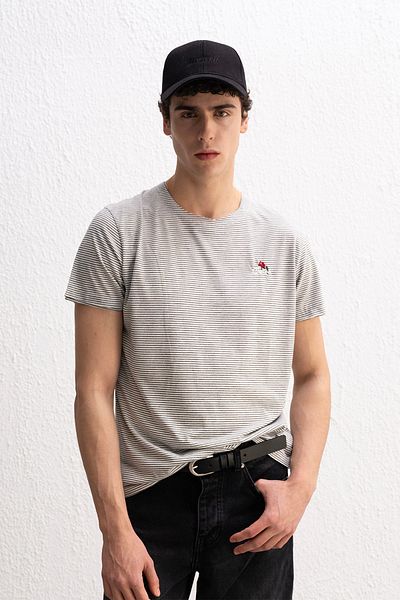 GIESTO ΡΙΓΕΣ ΜΑΥΡΟ T-SHIRT ΜΕ ΚΕΝΤΗΤΙΚΗ ΛΕΠΤΟΜΕΡΗ