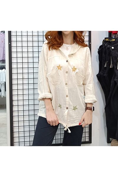 Butik Şans Сезонна риза с качулка и детайл със звезда и мрежест джоб